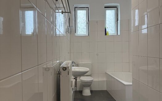 Altbauwohnung in Bahnhofsnähe mit hohen Decken